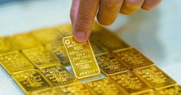 Giá vàng giảm mạnh, người mua lỗ gần 6 triệu đồng mỗi lượng