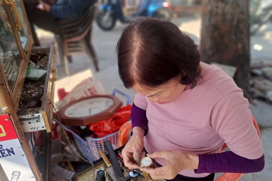 Những người lặng lẽ giữ nhịp thời gian