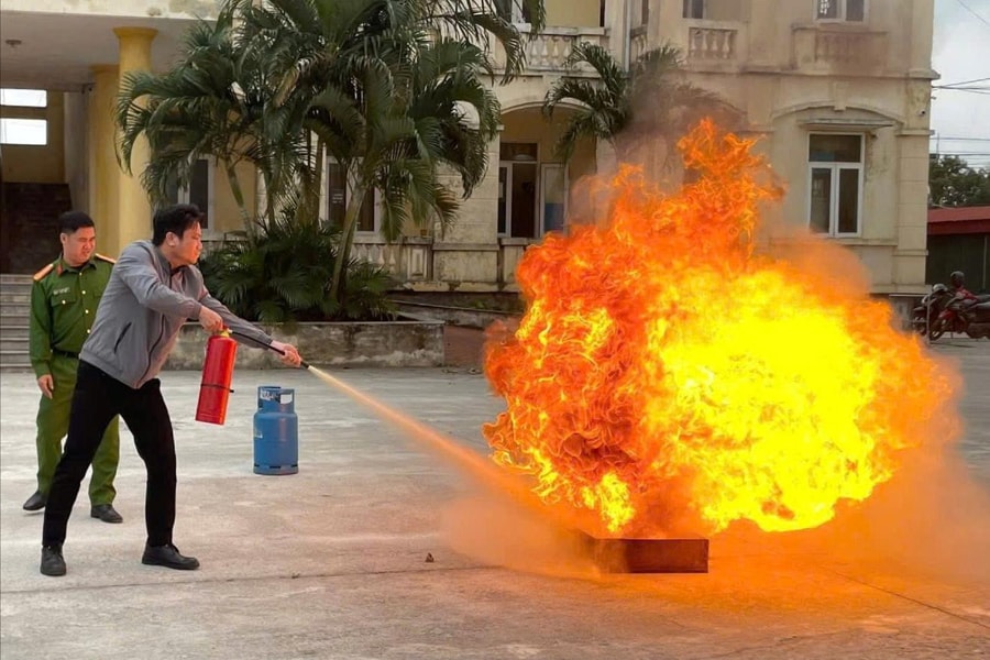 Công an xã Hà Tây hướng dẫn phòng cháy, chữa cháy cho thành viên phục vụ bầu cử