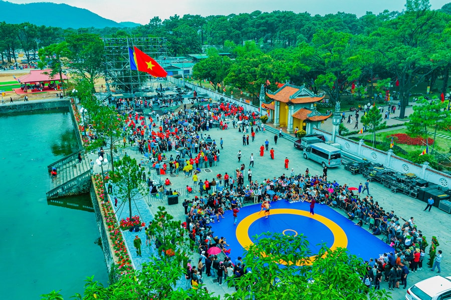 Du khách tham quan, chiêm bái Di sản thế giới Côn Sơn - Kiếp Bạc tăng mạnh