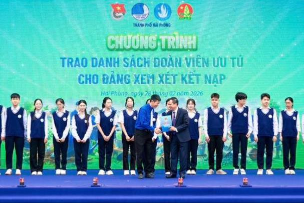 Tạo nguồn cho Đảng ở phường Hồng An