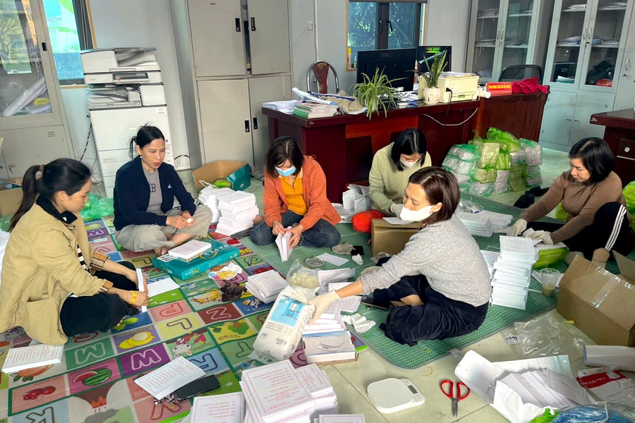 'Đi từng nhà, rà từng người' để phát thẻ cử tri