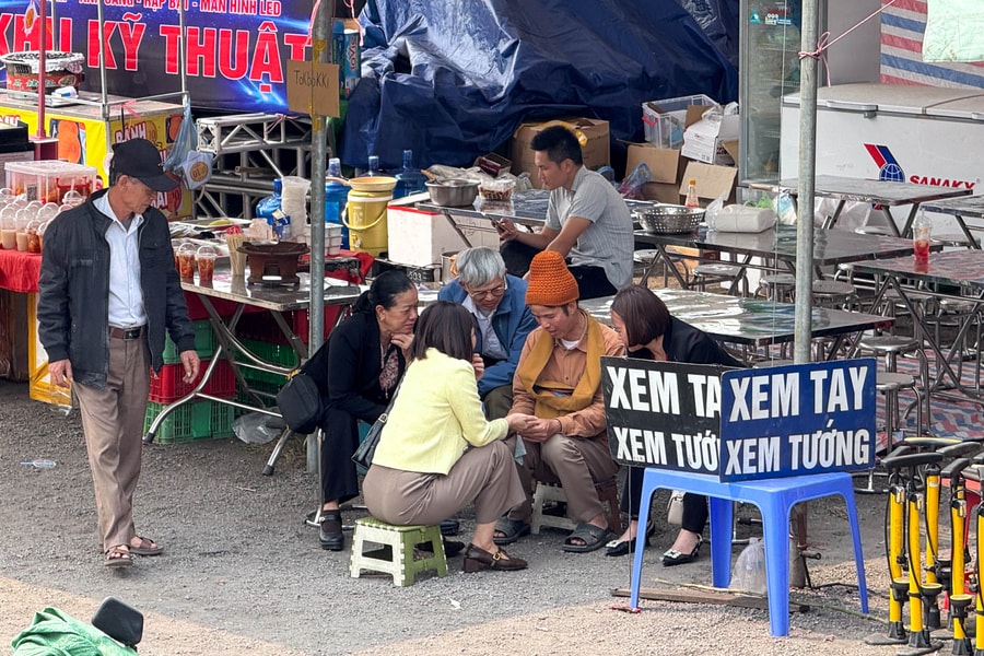 Ăn xin, xem bói tại lễ hội chùa Muống