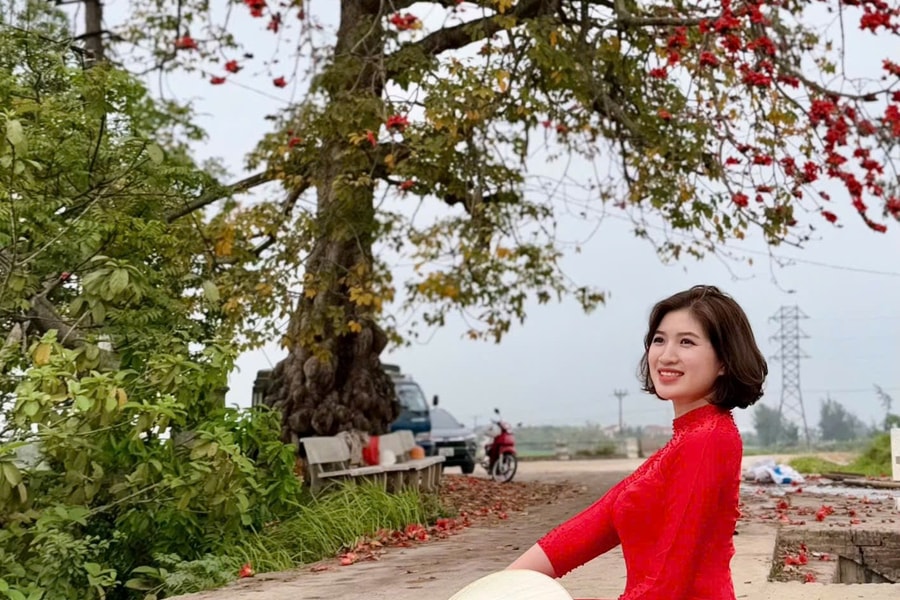 Chụp ảnh với hoa gạo