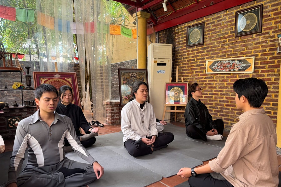 Người trẻ tìm sự bình yên từ thiền