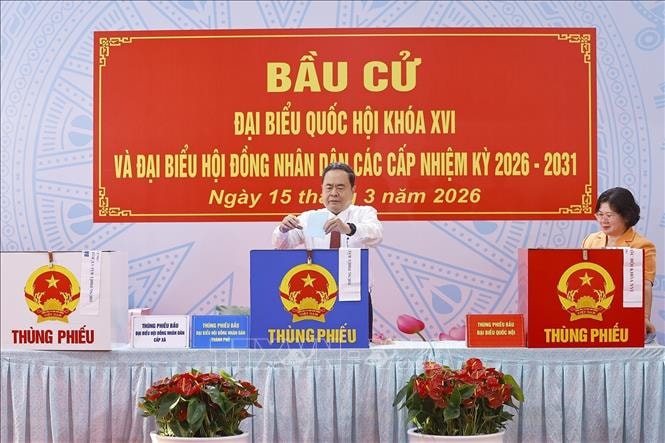 Chủ tịch Quốc hội Trần Thanh Mẫn bỏ phiếu bầu cử tại thành phố Hồ Chí Minh