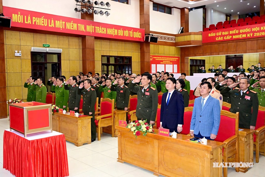 Cử tri Công an thành phố Hải Phòng bầu cử sớm để thực hiện nhiệm vụ