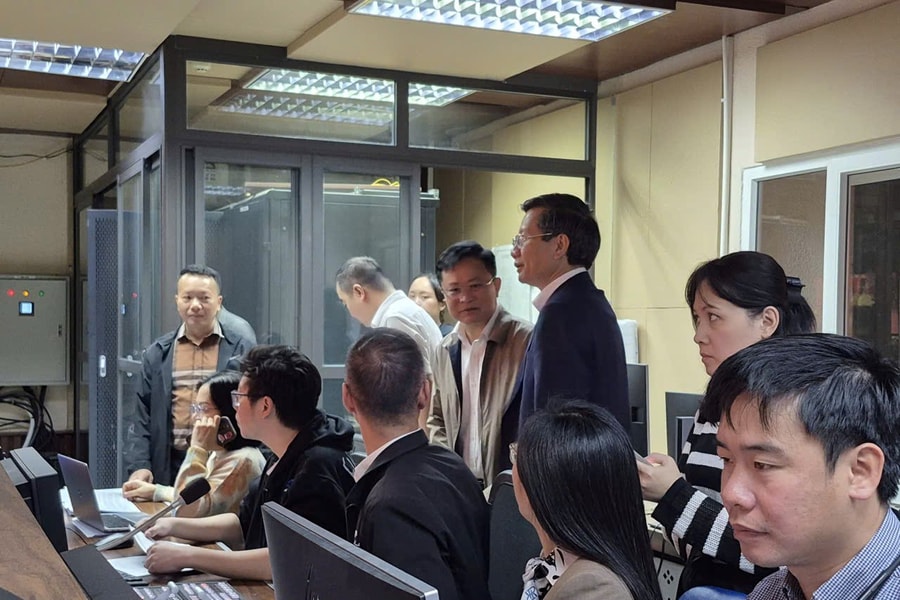 Ê kíp Báo và phát thanh, truyền hình Hải Phòng tác nghiệp tại các điểm bầu cử