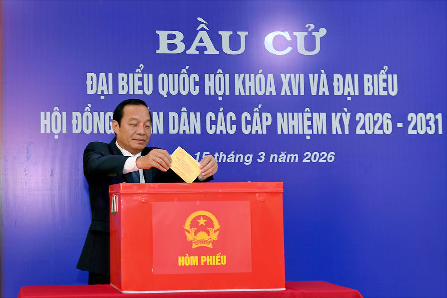 Chủ tịch HĐND thành phố Lê Văn Hiệu bỏ phiếu cùng cử tri phường Hải Dương