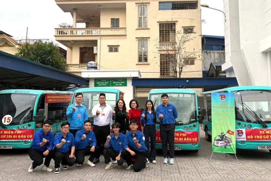 Đoàn Thanh niên phường Gia Viên hỗ trợ xe miễn phí đưa cử tri đi bầu cử