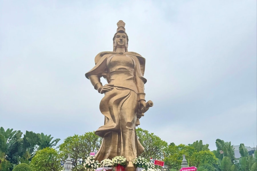 Visiting sites honoring female General Le Chan