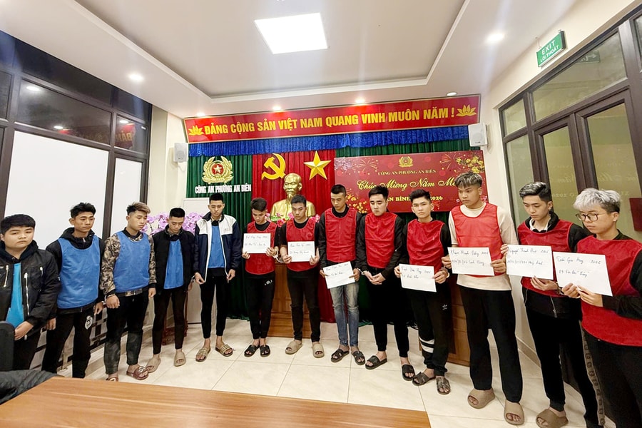 Tạm giữ hình sự 12 đối tượng đuổi đánh nhau trên đường