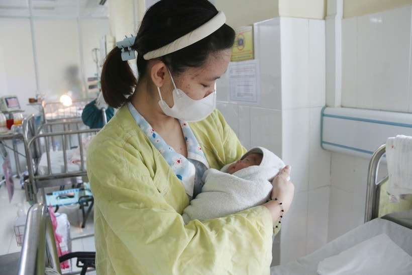 Đề xuất hỗ trợ 2 triệu đồng mỗi lần sinh cho phụ nữ sinh đủ hai con trước 35 tuổi