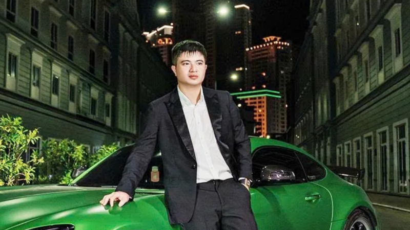 Bố mẹ của Mr Pips mang vali đựng vàng, USD đi gửi người thân khi con trai vừa bị bắt