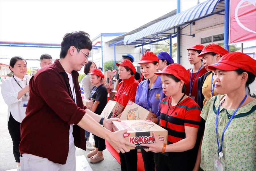 Công ty May Tinh Lợi trao 107 suất quà hỗ trợ công nhân khó khăn