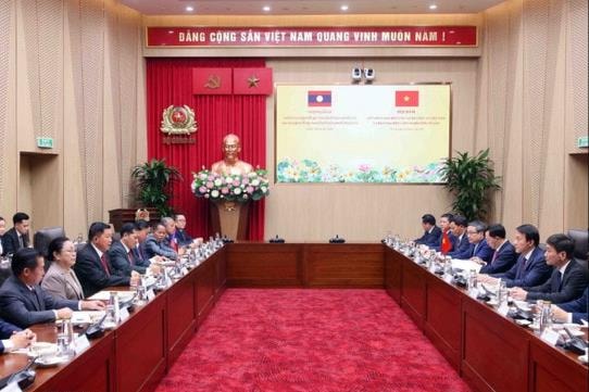 Thúc đẩy quan hệ hợp tác gắn bó giữa hai Bộ Công an Việt Nam và Lào