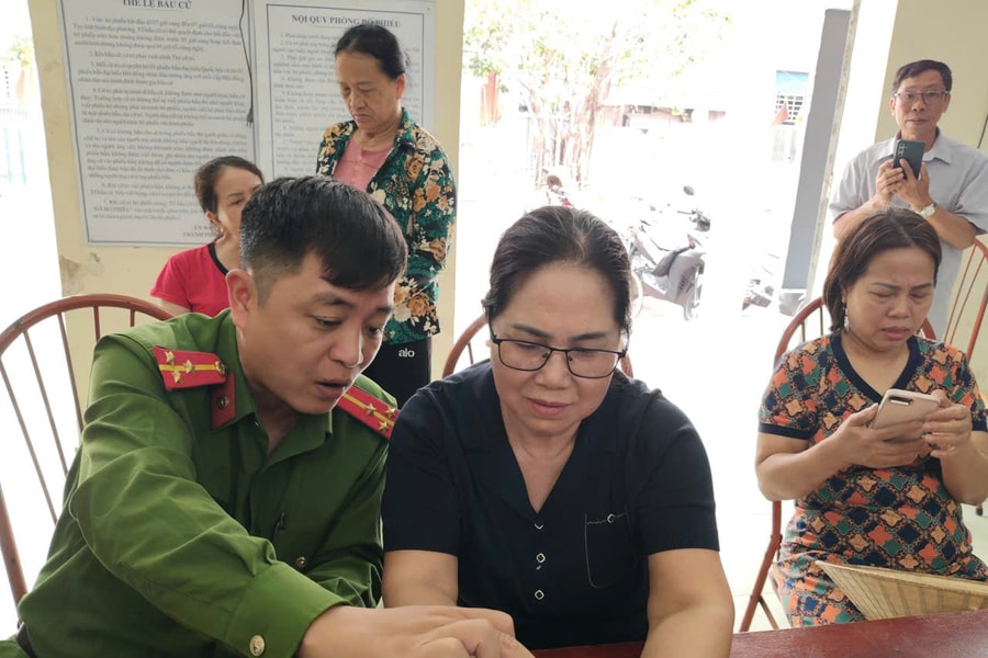 'Đi từng ngõ' để phủ kín Sổ sức khỏe điện tử