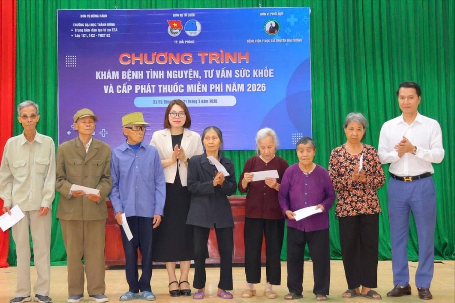 Khám bệnh, cấp phát thuốc miễn phí cho 200 người ở xã Hà Đông