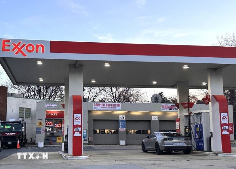 Mỹ cho phép tạm thời mua bán dầu thô Iran để bình ổn giá