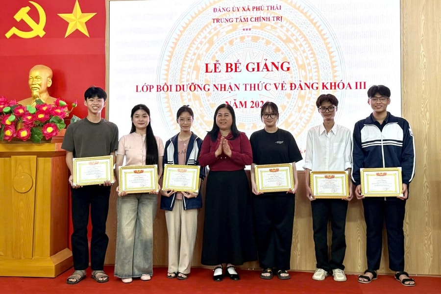 65 học sinh Trường THPT Kim Thành hoàn thành bồi dưỡng nhận thức về Đảng