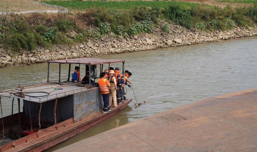 Khẩn trương tìm kiếm nạn nhân trong vụ chìm tàu hút cát trên sông Hồng