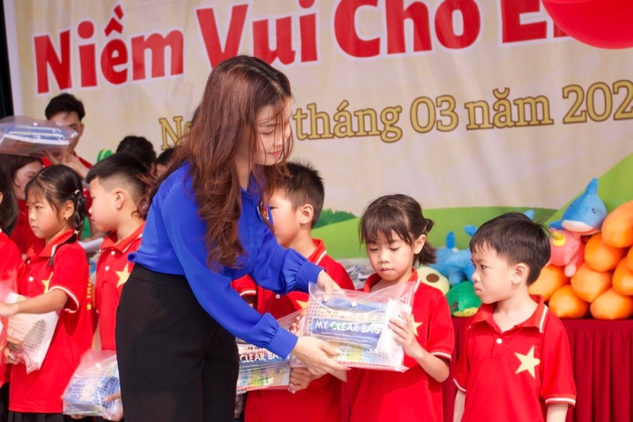 Chương trình 'Niềm vui cho em' trao hàng trăm quà tặng học sinh Trường Tiểu học Tân Trào