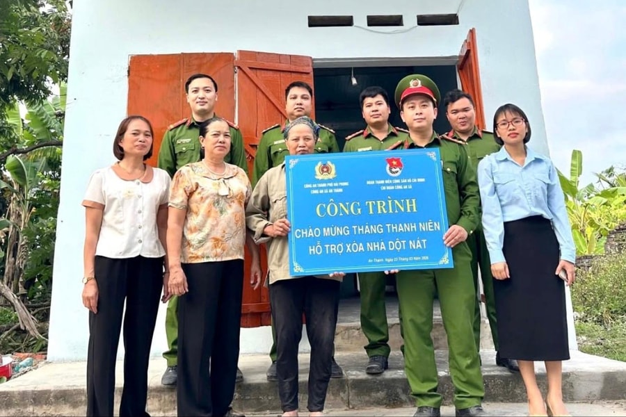 Thanh niên Công an xã An Thành hỗ trợ sửa nhà cho hộ cận nghèo