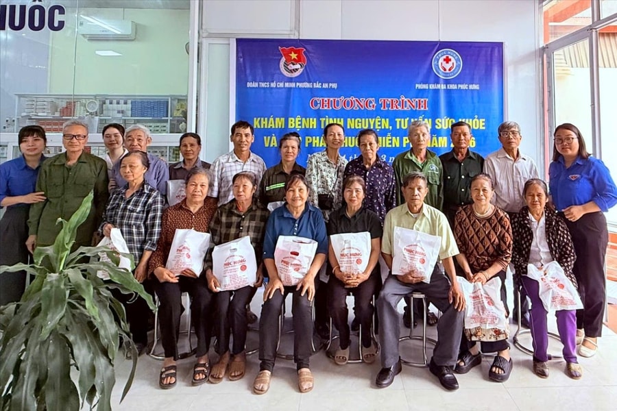 Khám bệnh, cấp thuốc miễn phí cho người dân, cựu thanh niên xung phong các phường Bắc An Phụ, Nguyễn Đại Năng