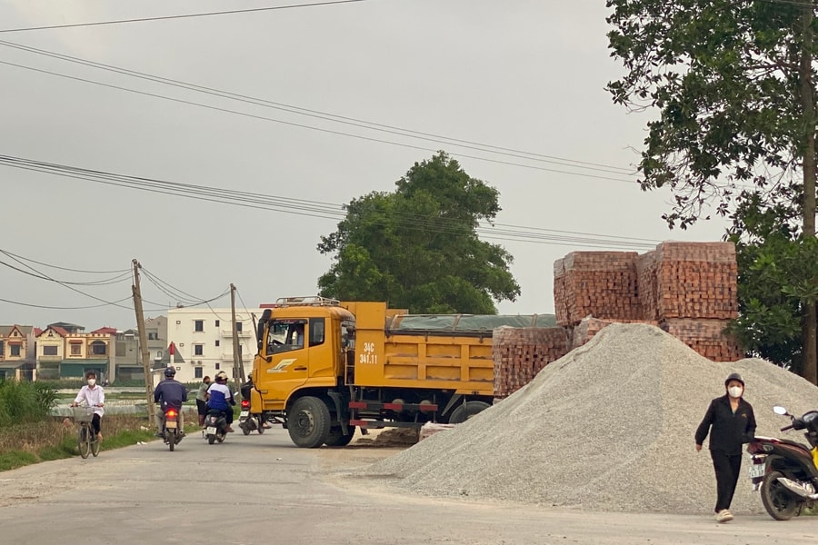 Tập kết vật liệu xây dựng vi phạm hành lang giao thông ở xã Yết Kiêu