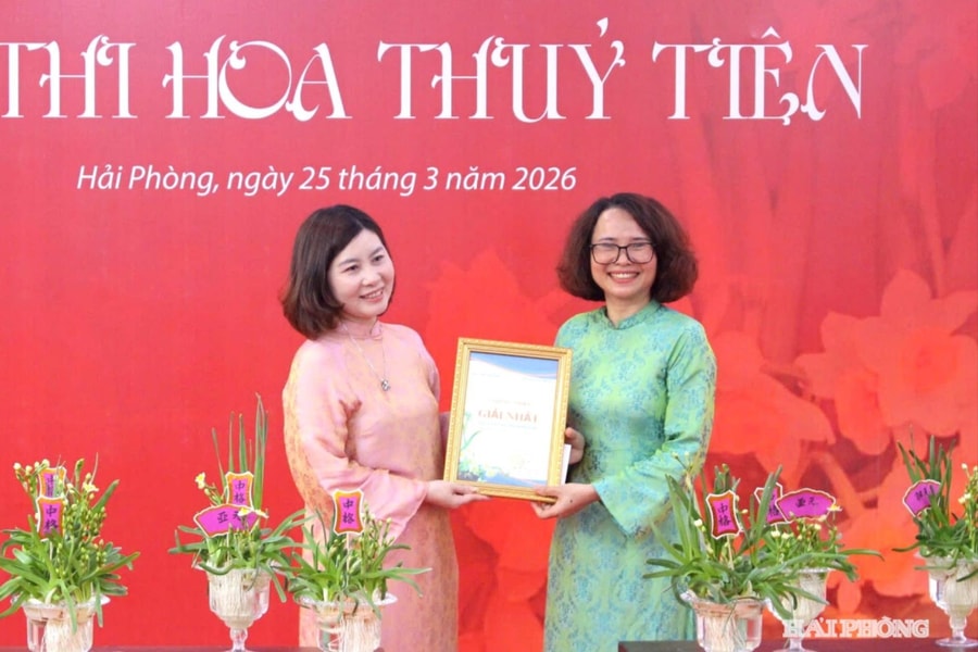 Nghệ nhân Nguyễn Thị Tuyết Minh đoạt giải nhất Hội thi Hoa thủy tiên tại Đền Nghè