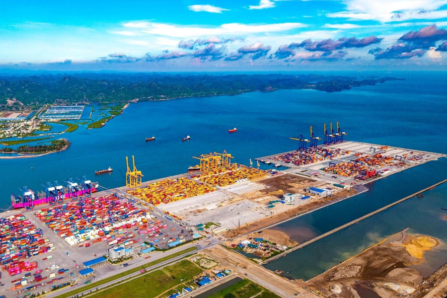 Two ports in Lach Huyen partner to welcome mega ships