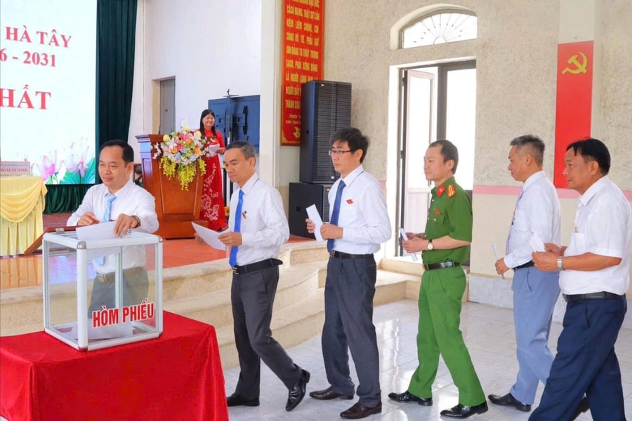 Kiện toàn bộ máy chính quyền xã Hà Tây