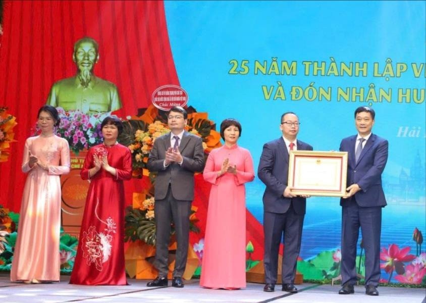 Viện Y học biển Việt Nam đón nhận Huân chương Lao động hạng Nhất