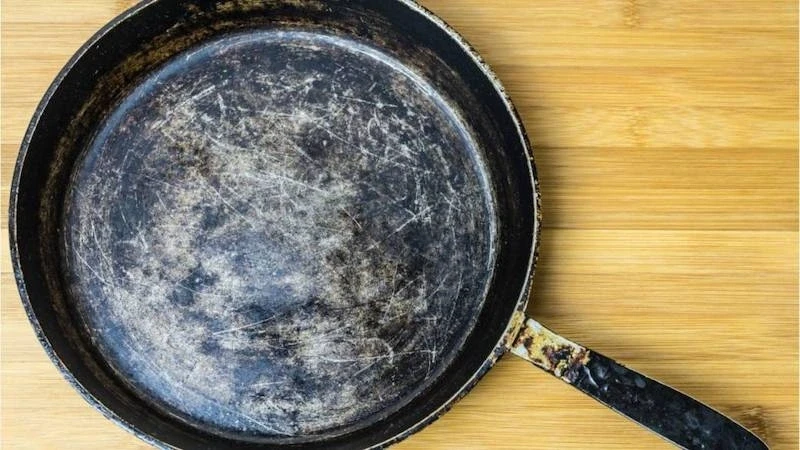 Chảo chống dính bong tróc tiềm ẩn rủi ro sức khỏe