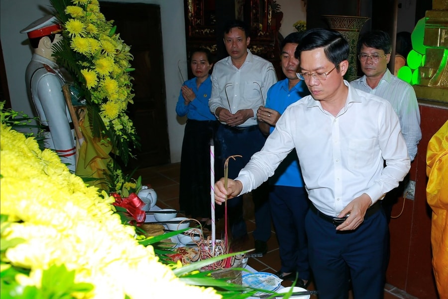 Dâng hương tưởng niệm 46 năm ngày mất Chủ tịch Tôn Ðức Thắng