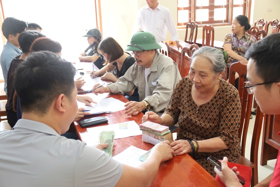 Xã Gia Lộc chi trả tiền bồi thường, hỗ trợ giải phóng mặt bằng một số dự án tại địa phương