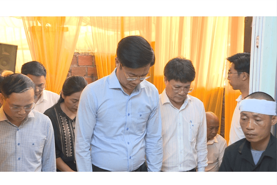 Phó Bí thư Thành ủy Phạm Văn Lập thăm hỏi, động viên gia đình ngư dân ở phường Nam Triệu gặp nạn trên biển