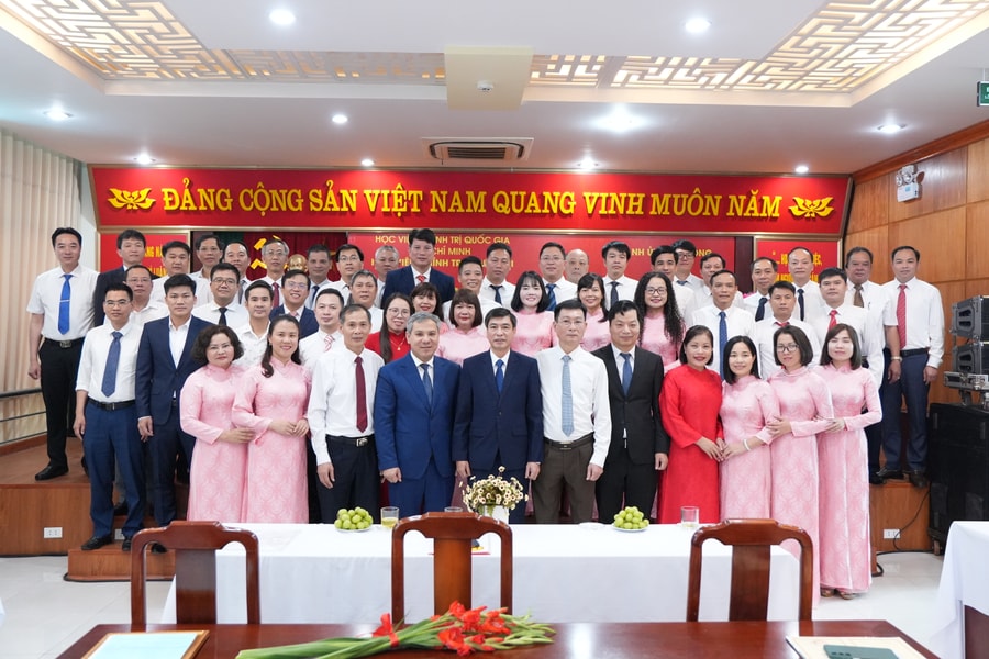 52 học viên lớp cao cấp lý luận chính trị nhận bằng tốt nghiệp