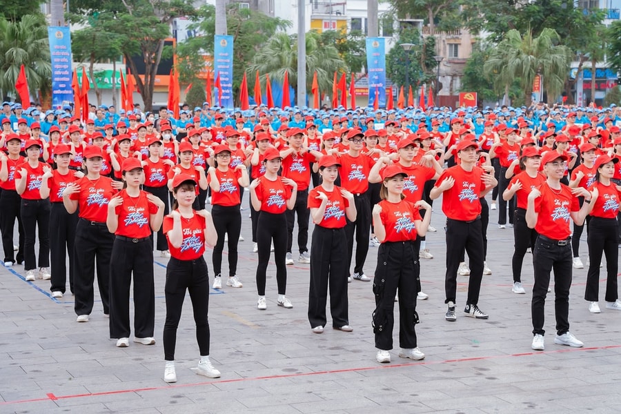Tháng Công nhân hướng về cơ sở