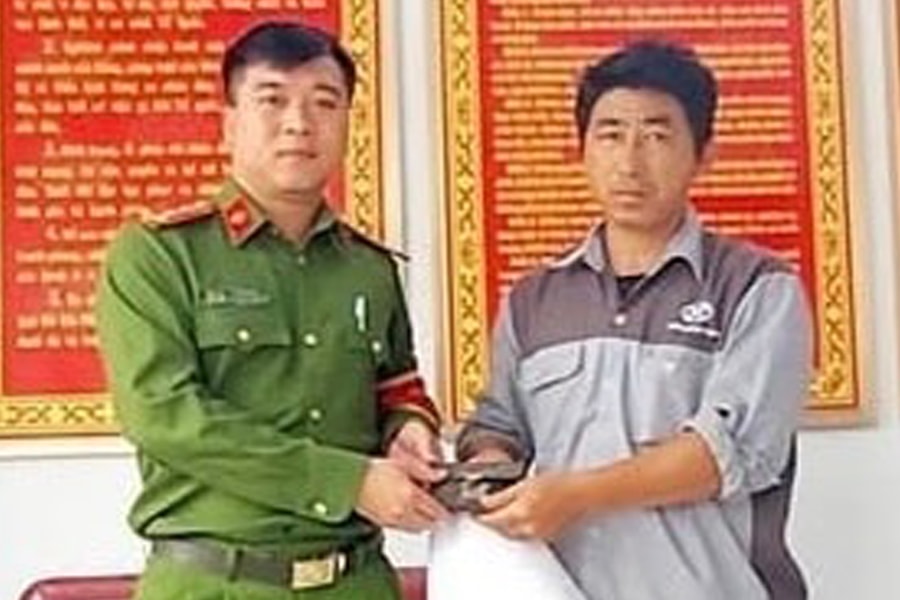 Công an Kim Thành trao tài sản cho người mất nhờ VNeID