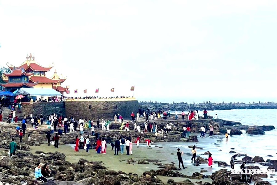 Đền Bà Đế: Câu chuyện oan khuất hóa linh thiêng hút khách thập phương
