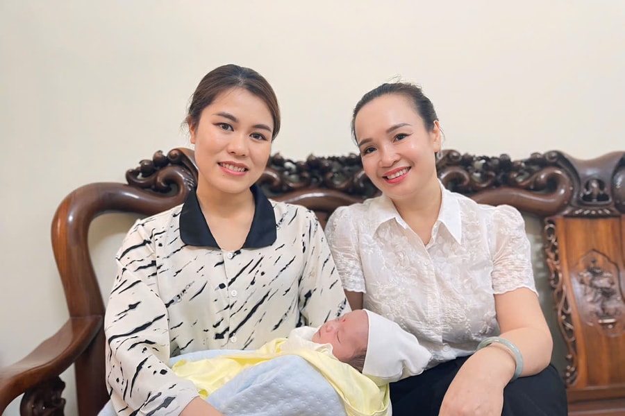 Gia đình hiếm muộn nhận nuôi bé sơ sinh bị bỏ rơi tại phường Thiên Hương