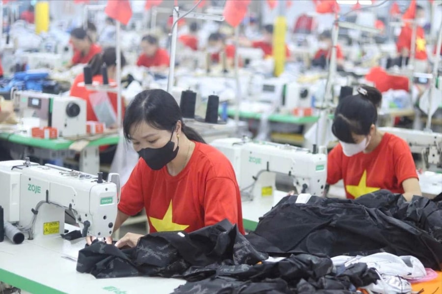 Công ty Shints BVT nâng mức hỗ trợ xăng xe, đồng hành cùng người lao động