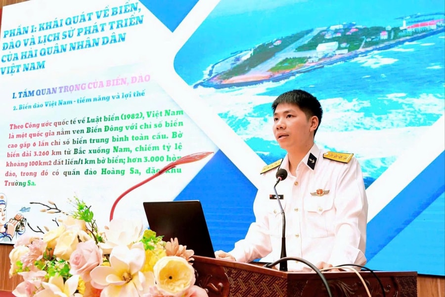 Học sinh Ninh Giang được 'truyền lửa' tình yêu biển đảo, định hướng vào Hải quân