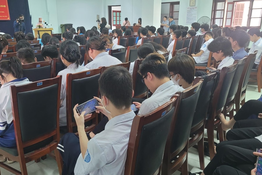Nỗi lo trẻ em ham thiết bị điện tử