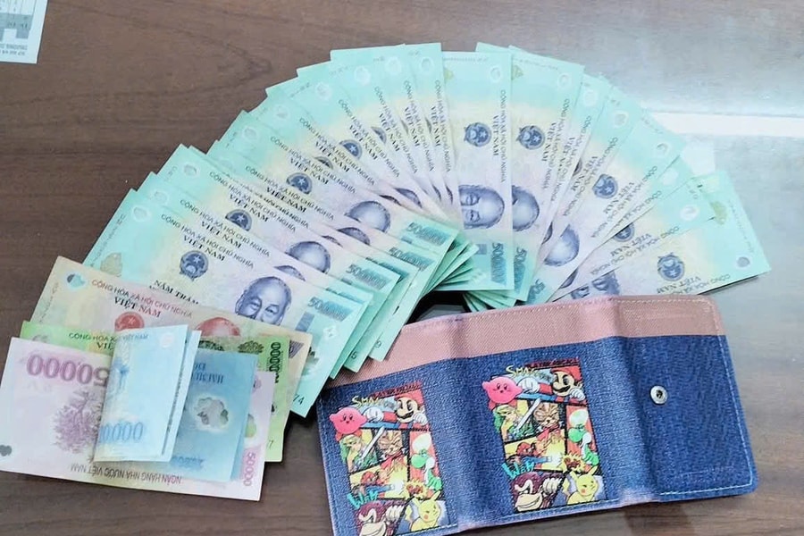 2 học sinh Trường THPT Nam Triệu trả lại chiếc ví có số tiền lớn