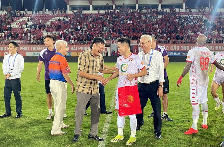 Hải Phòng nhận thưởng 1 tỷ đồng, Công an Hà Nội bứt phá ở vòng 17 V-League