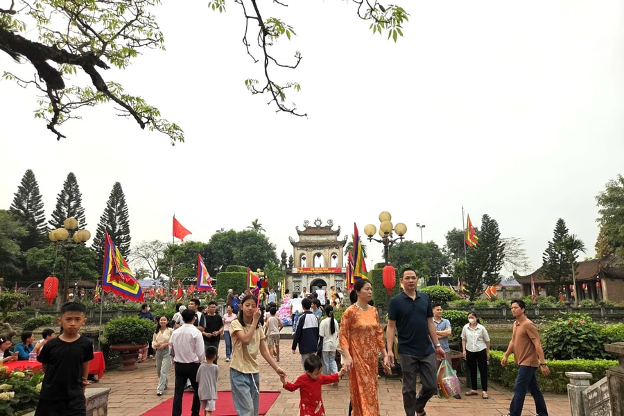 Lượng khách đến Lễ hội Văn miếu Mao Điền năm 2026 tăng mạnh
