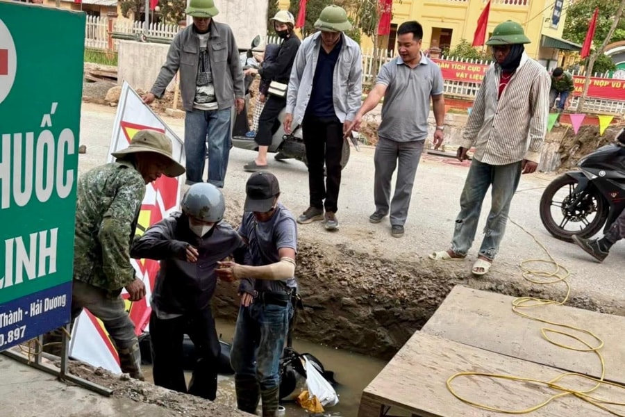 Cầu Đỏ thi công dang dở, gây nguy hiểm cho người đi đường