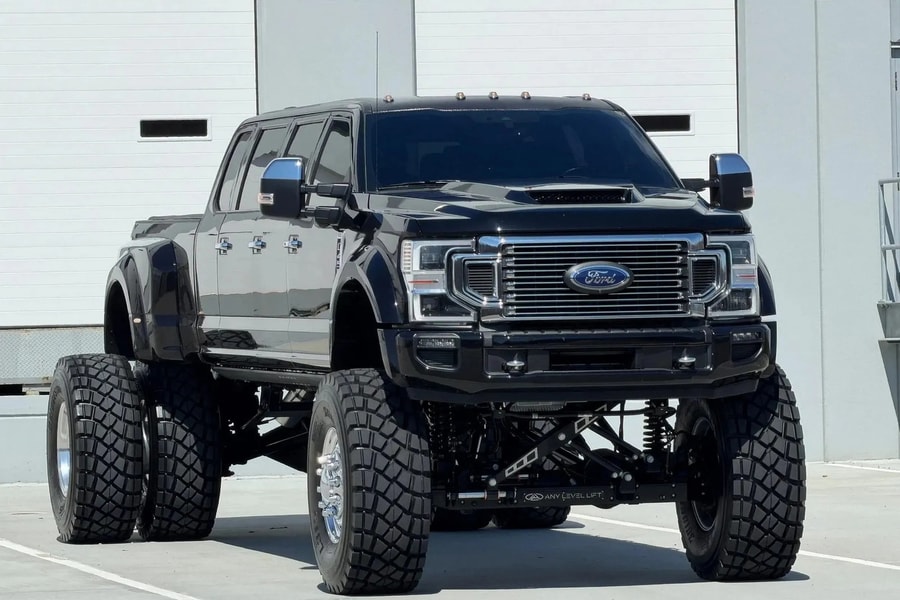 Cận cảnh 'quái thú' bán tải 11 chỗ ngồi của Ford